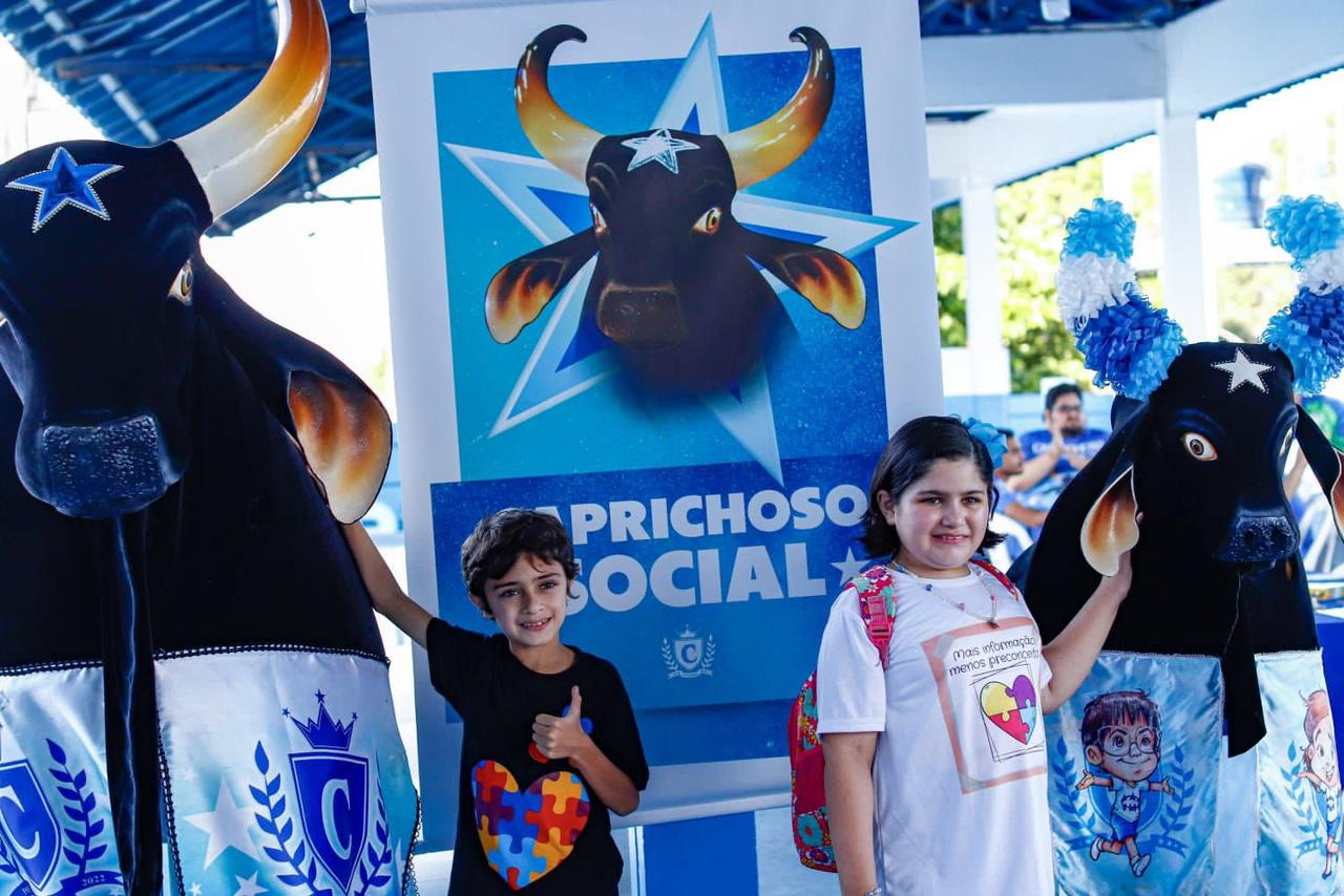 Boi Caprichoso acolhe crianças com autismo durante o Dia do Azul Universal Boi Caprichoso acolhe crianças com autismo durante o Dia do Azul Universal