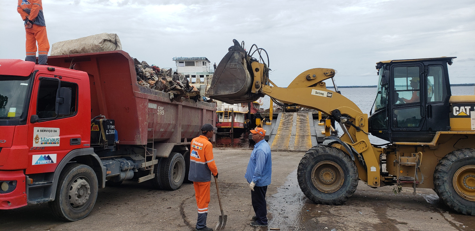 Prefeitura realiza o transbordo de toneladas de lixo no porto Trairi Prefeitura realiza o transbordo de toneladas de lixo no porto Trairi