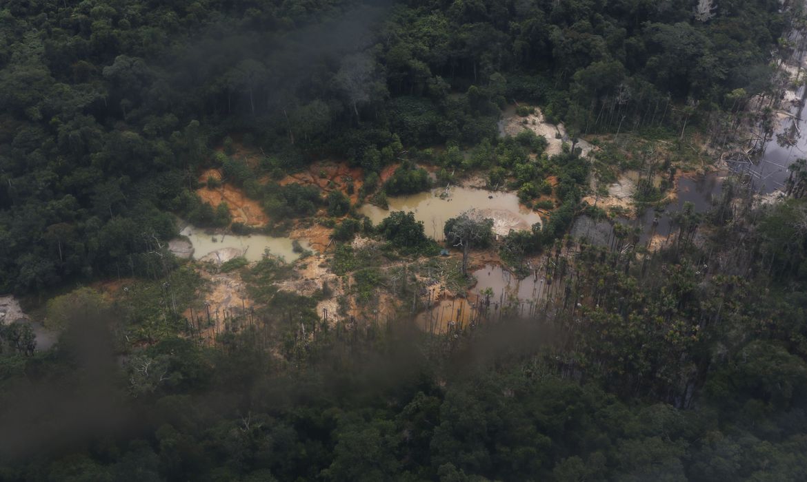 Opera&ccedil;&atilde;o contra garimpo ilegal prende dois militares no Amazonas