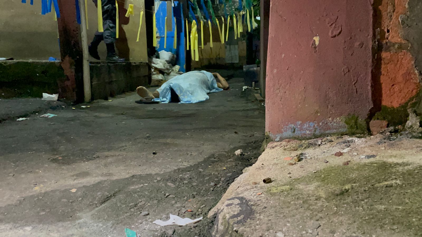 Homem a morto a tiros em beco na Compensa