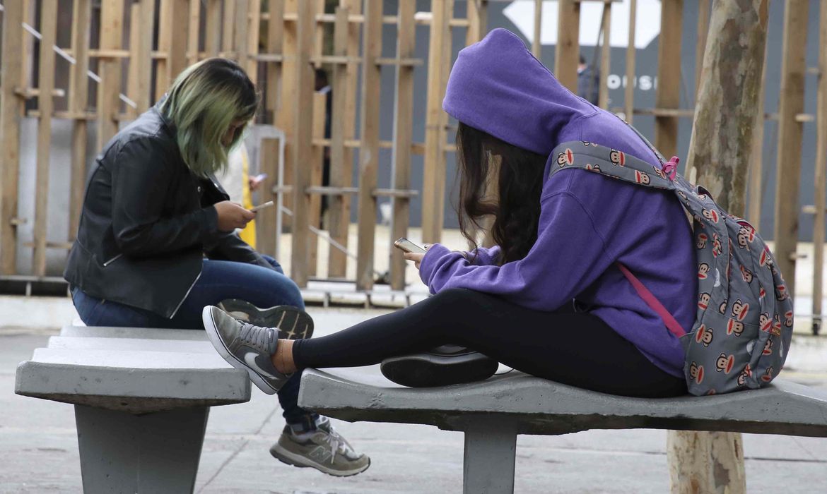 Sites educacionais vigiaram crianças e adolescentes, aponta HRW Sites educacionais vigiaram crianças e adolescentes, aponta HRW