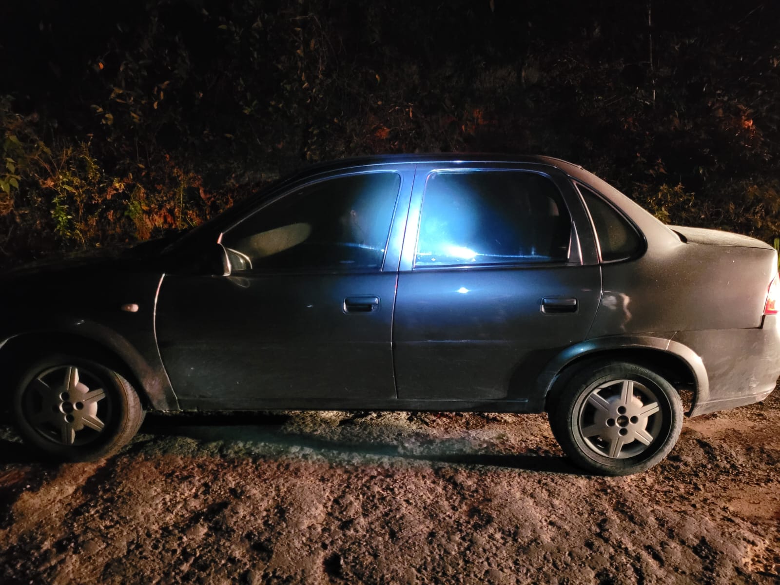 Homem &eacute; encontrado morto dentro de carro em ramal na AM-010