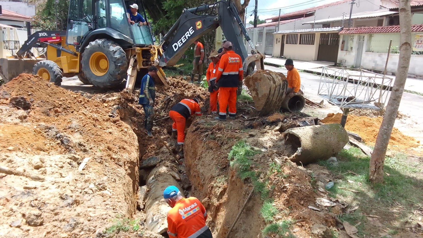 Prefeitura realiza manuten&ccedil;&atilde;o de galerias pluviais do bairro Dom Pedro -  Portal do Marcos Santos