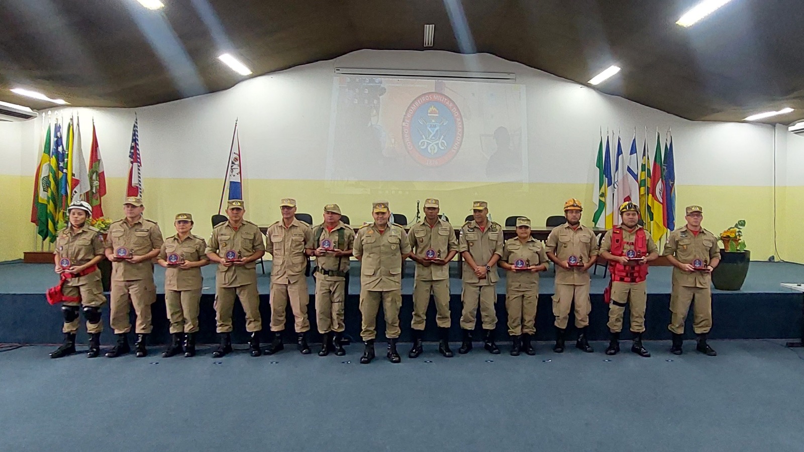 Corpo de Bombeiros condecora militares por 30 e 20 anos de serviço no Amazonas Corpo de Bombeiros condecora militares por 30 e 20 anos de serviço no Amazonas