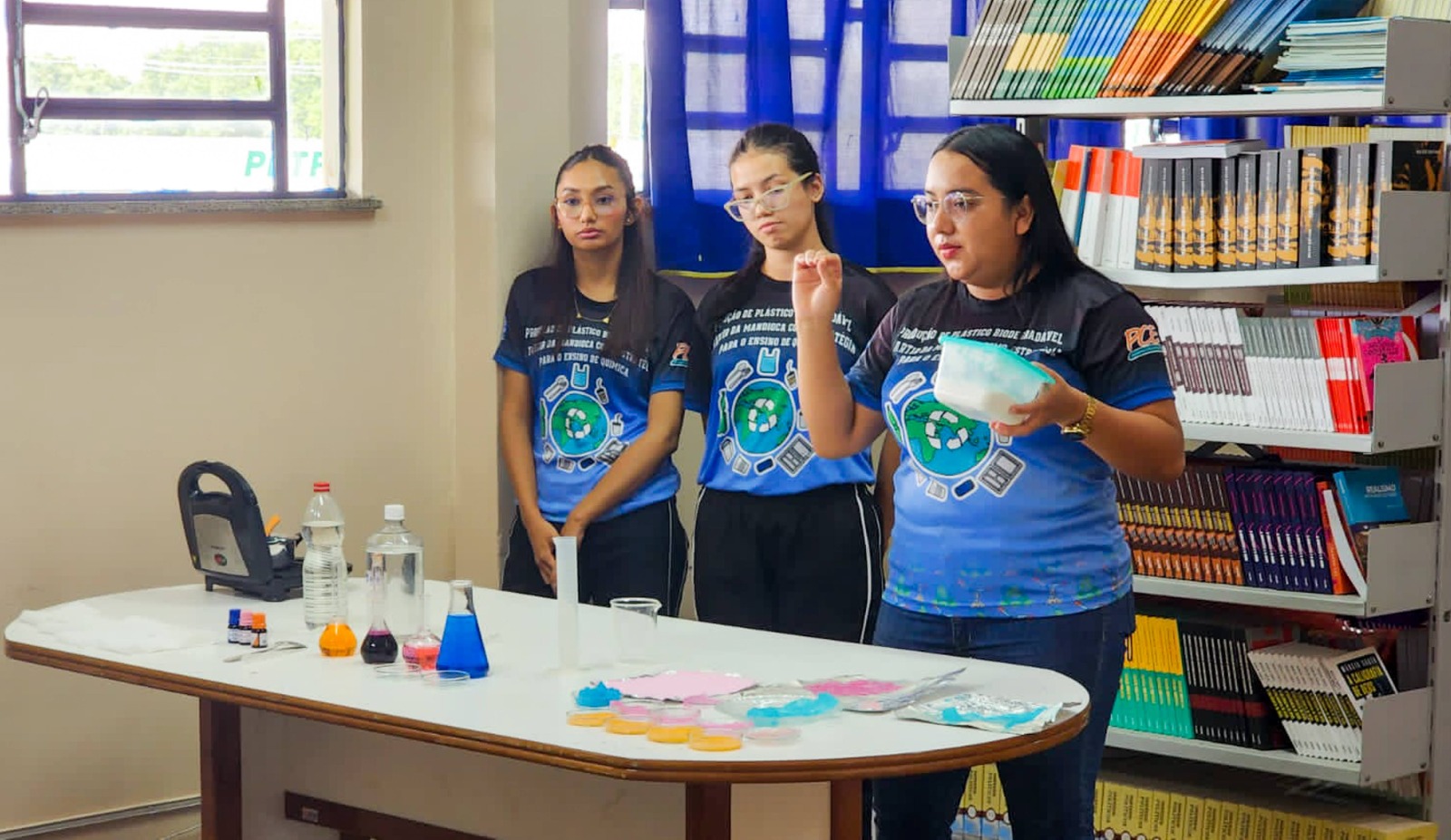 Estudantes de Itacoatiara produzem plástico biodegradável à base de mandioca Estudantes de Itacoatiara produzem plástico biodegradável à base de mandioca