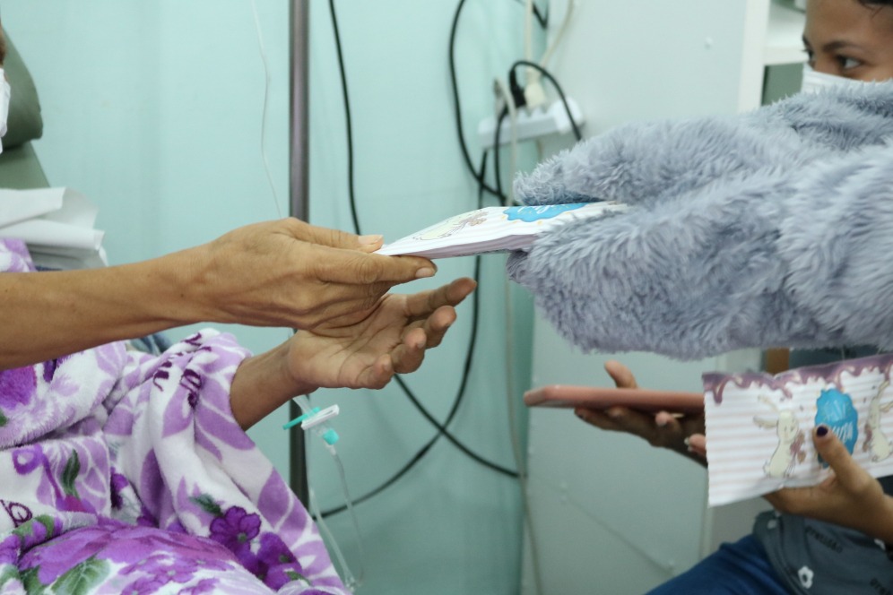 Pacientes da Funda&ccedil;&atilde;o Cecon recebem a visita do 'Coelho da P&aacute;scoa'