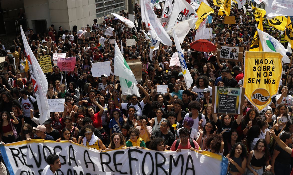 Entidades ligadas à educação aprovam suspensão do novo ensino médio Entidades ligadas à educação aprovam suspensão do novo ensino médio
