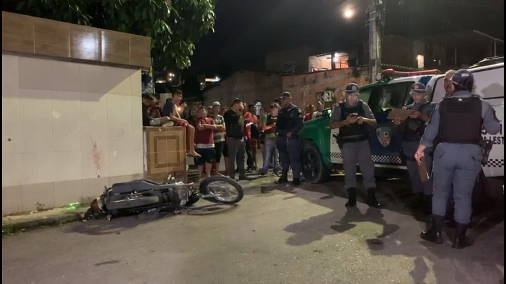 Motociclista de aplicativo é morto com três tiros no Tancredo Neves Motociclista de aplicativo é morto com três tiros no Tancredo Neves