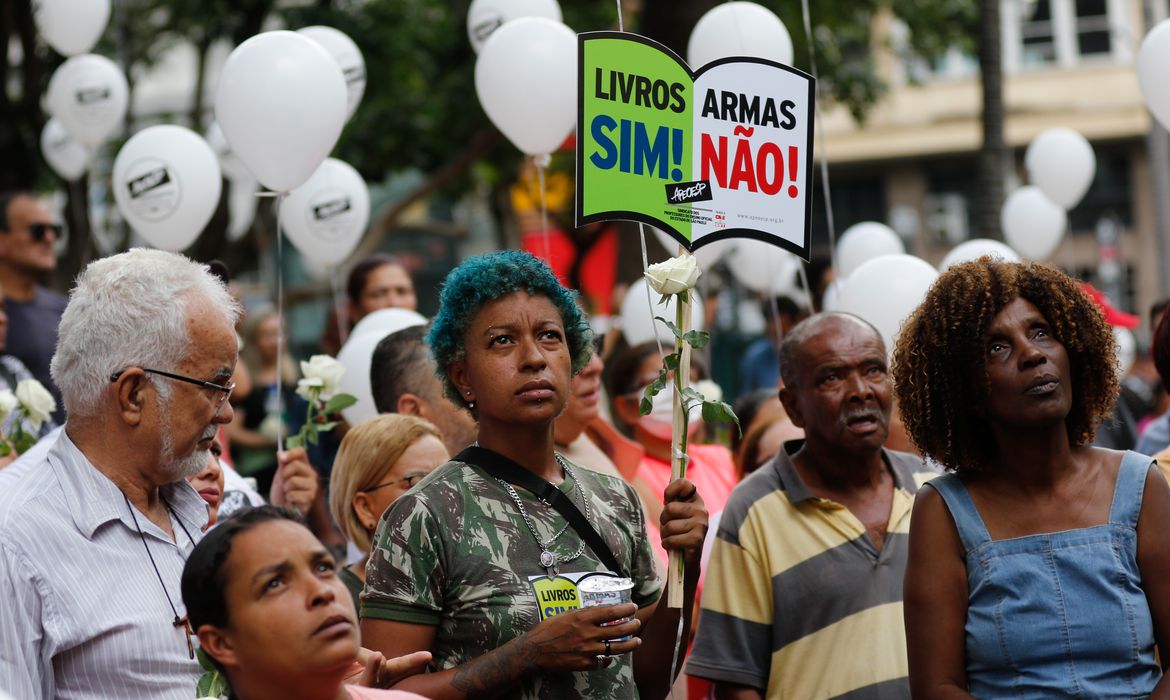 Especialistas defendem espaços de expressão de sentimentos em escolas Especialistas defendem espaços de expressão de sentimentos em escolas