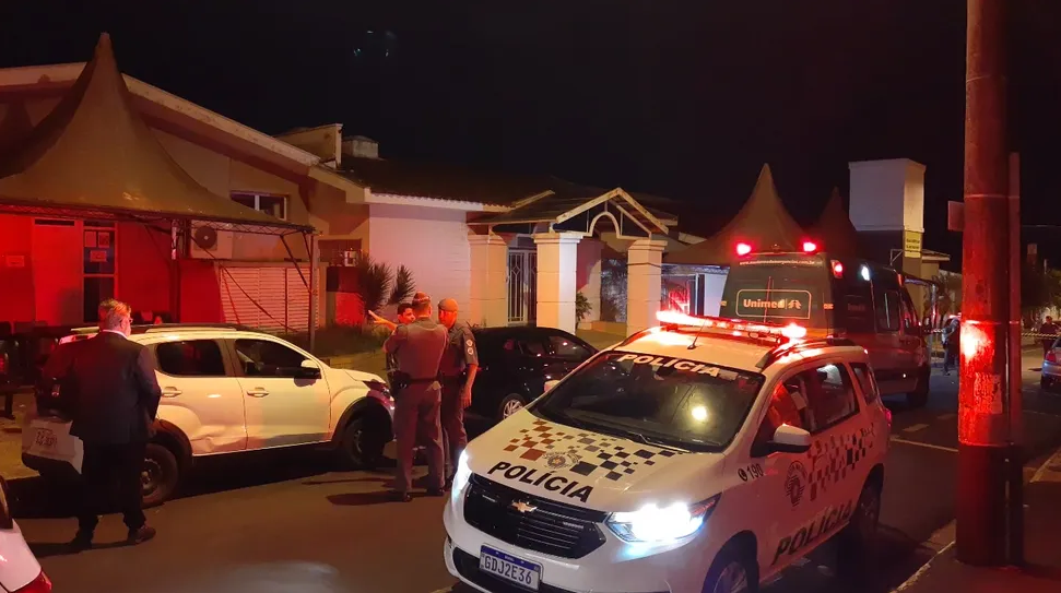 Homem invade hospital, esfaqueia 7 pessoas e &eacute; morto pela PM no interior de SP