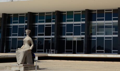 STF ordena suspensão e devolução de penduricalhos "exorbitantes"