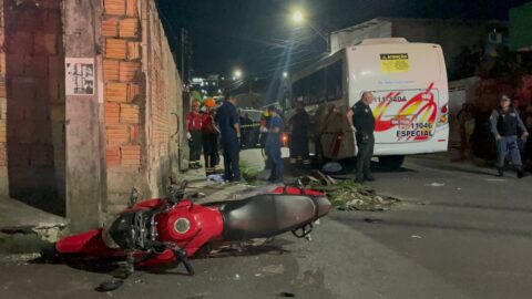 Mãe morre e filho fica gravemente ferido após colisão entre moto e o ônibus na comunidade Mundo Novo