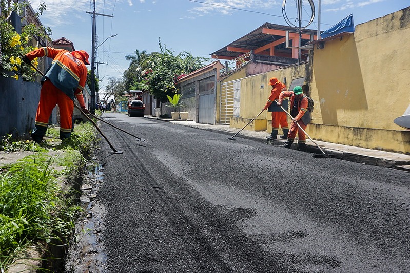 Mais tr&ecirc;s ruas do Japiim ganham recapeamento pelo Asfalta Manaus