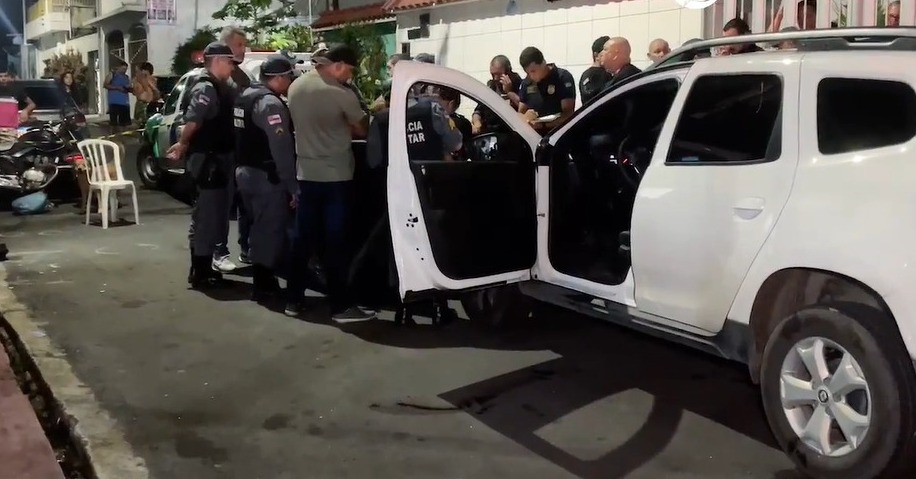 Homem é executado com mais de 15 tiros dentro de carro no Alvorada Homem é executado com mais de 15 tiros dentro de carro no Alvorada