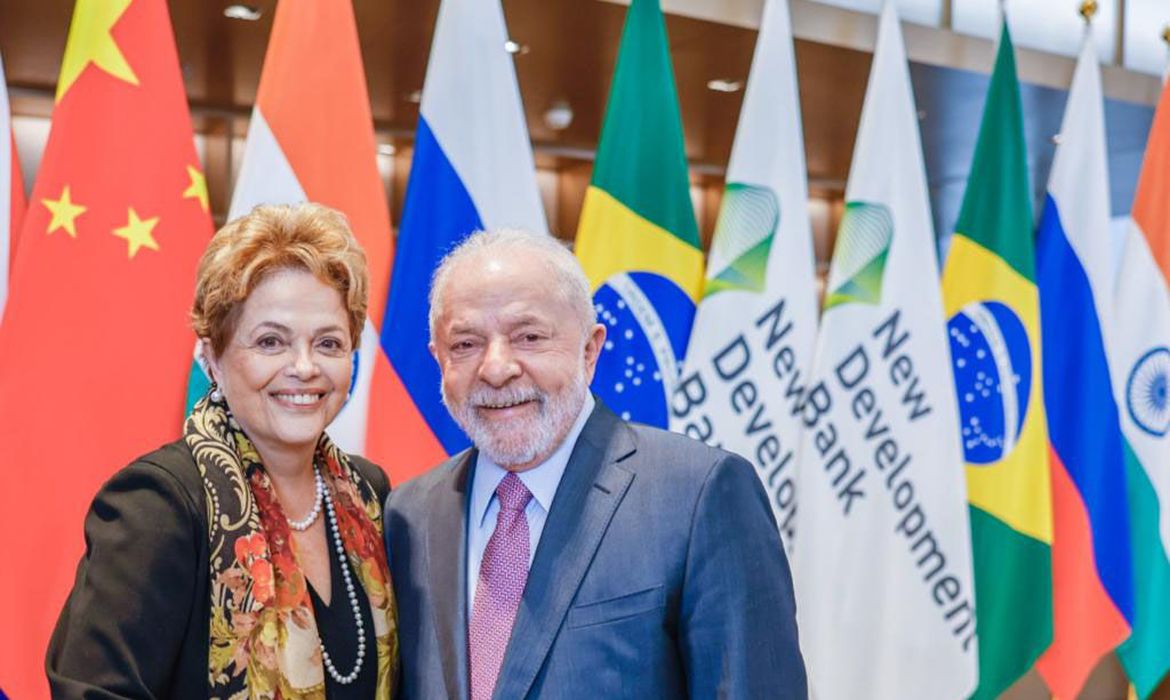 Lula destaca viés social do Banco dos Brics em posse de Dilma Rousseff Lula destaca viés social do Banco dos Brics em posse de Dilma Rousseff