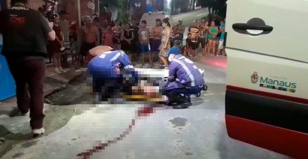 Suspeito de cometer assaltos é espancado por populares na comunidade Nossa Senhora de Fátima Suspeito de cometer assaltos é espancado por populares na comunidade Nossa Senhora de Fátima