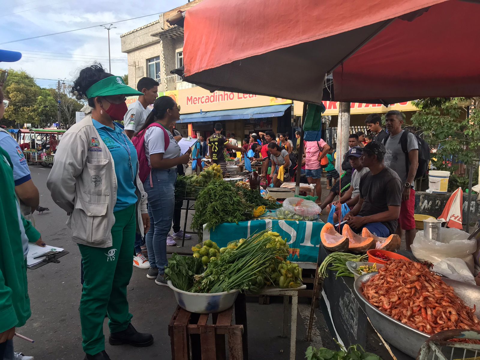 Feirantes e comerciantes recebem orienta&ccedil;&otilde;es sobre lixo na orla de Parintins