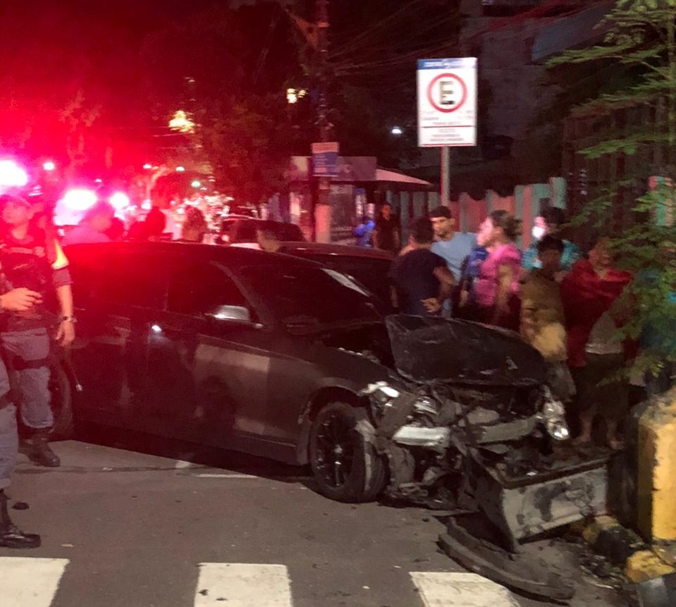 Acidente entre carros mata jovem e deixa motorista de aplicativo em coma em Manaus Acidente entre carros mata jovem e deixa motorista de aplicativo em coma em Manaus