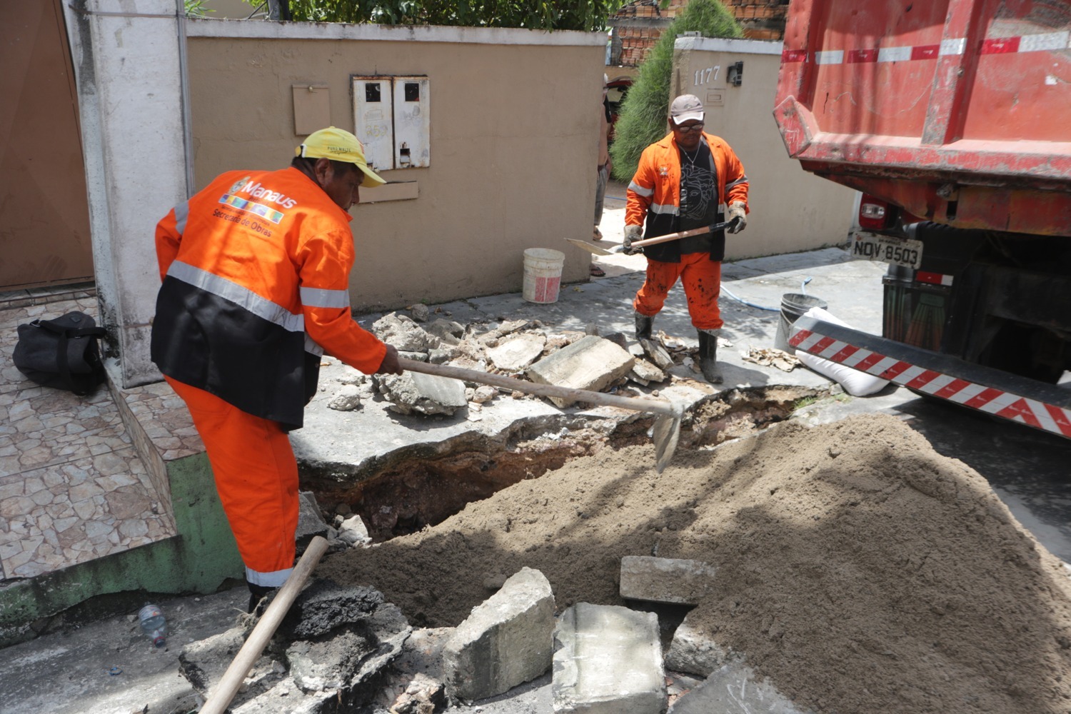 Prefeitura realiza obra de manutenção de rede de drenagem no bairro Petrópolis Prefeitura realiza obra de manutenção de rede de drenagem no bairro Petrópolis