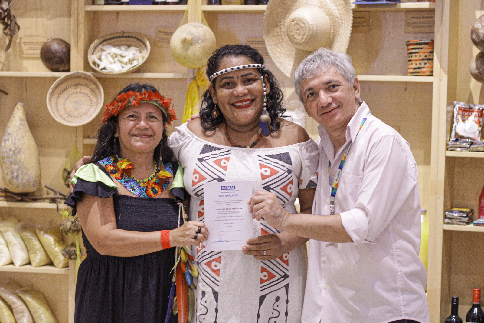 Mulheres ind&iacute;genas recebem certificados de capacita&ccedil;&atilde;o promovida pela Prefeitura e Senai