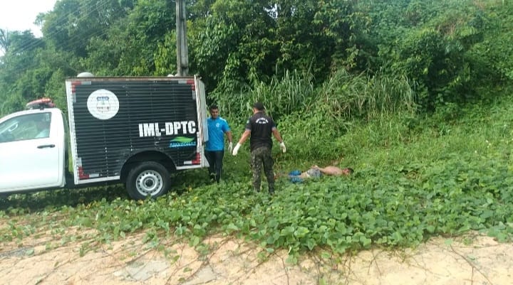 Homem morre ap&oacute;s ser encontrado amarrado e esfaqueado em &aacute;rea de mata em Manaus
