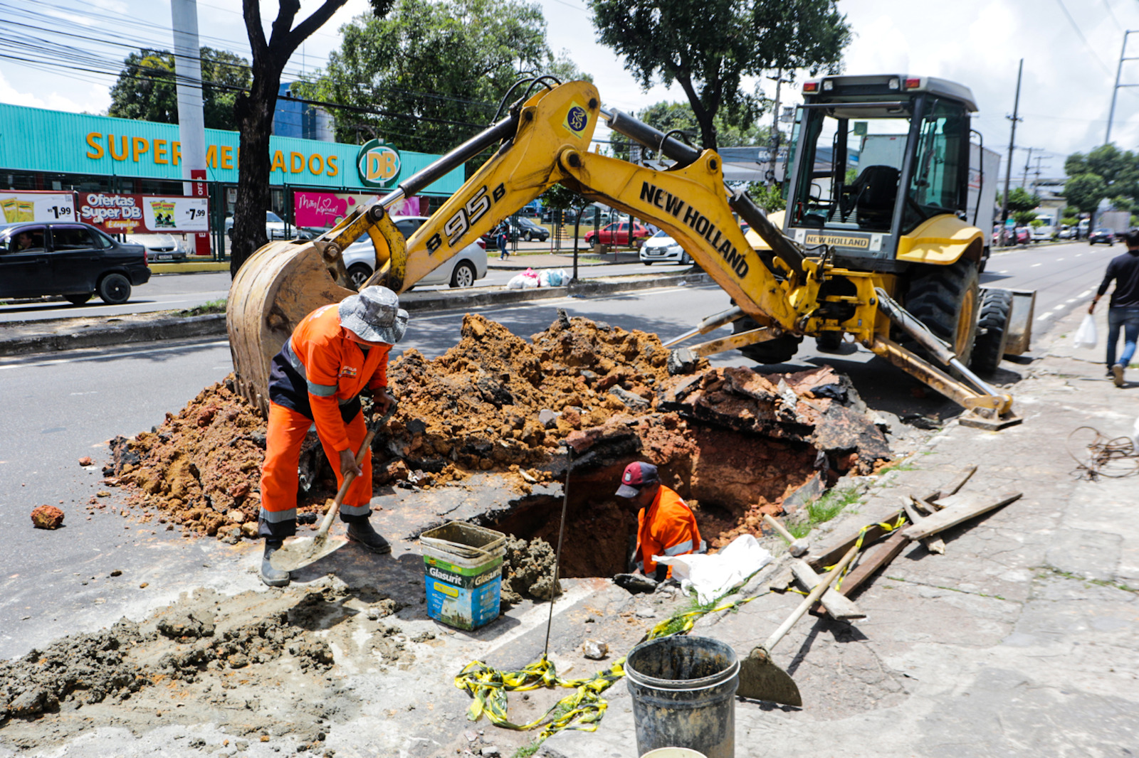 Tubulação na avenida Costa e Silva, no Crespo, recebe obra emergencial Tubulação na avenida Costa e Silva, no Crespo, recebe obra emergencial