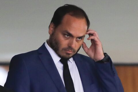 Após prisão domiciliar de Bolsonaro, Carlos é internado com quadro de pressão alterada