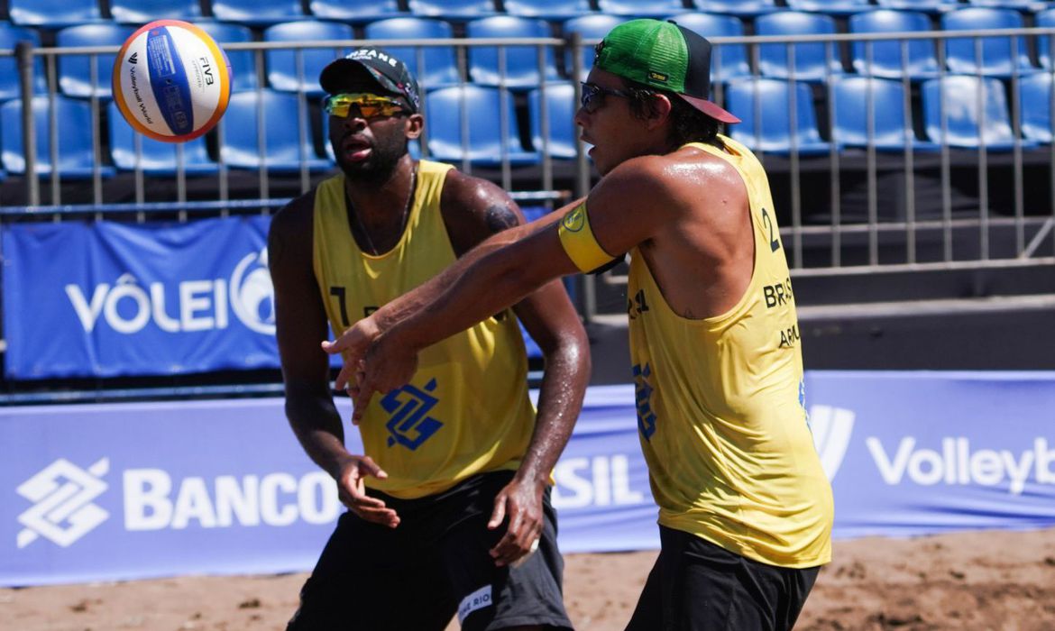 Vôlei de praia: Evandro e Arthur são campeões em fase do mundial no RJ Vôlei de praia: Evandro e Arthur são campeões em fase do mundial no RJ