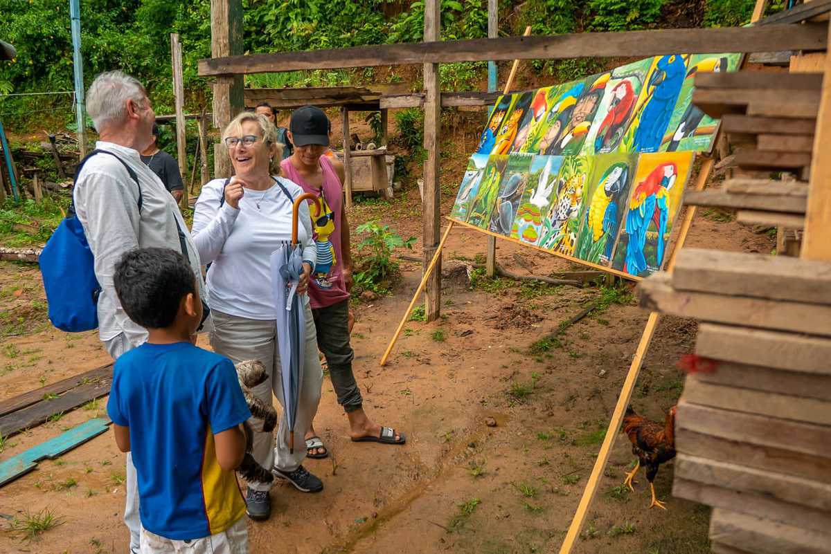 Turistas estrangeiros movimentam a economia em comunidade de Parintins