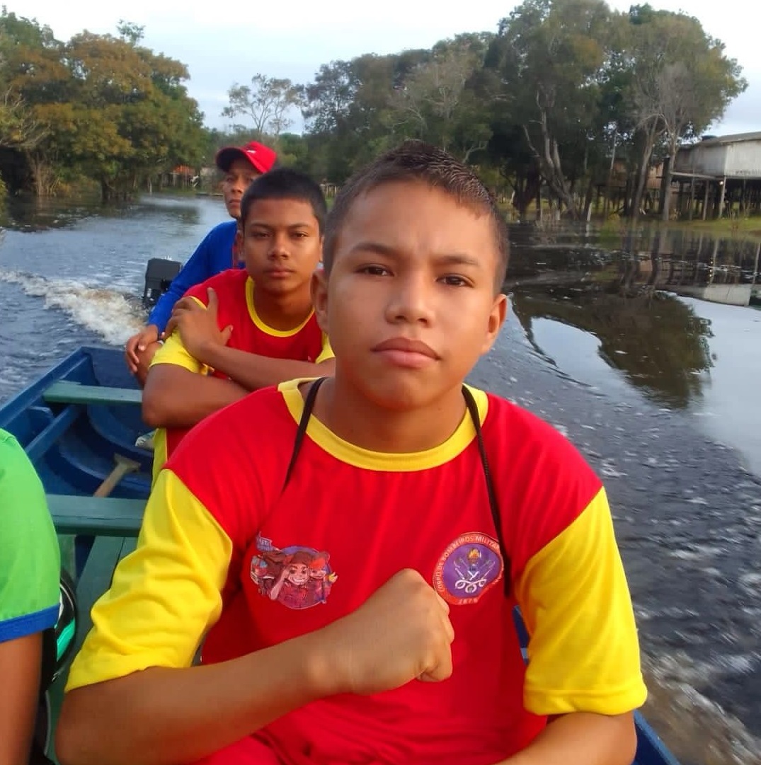 Com for&ccedil;a de vontade, primos fazem travessia em canoa para participar das aulas do Bombeiro Mirim
