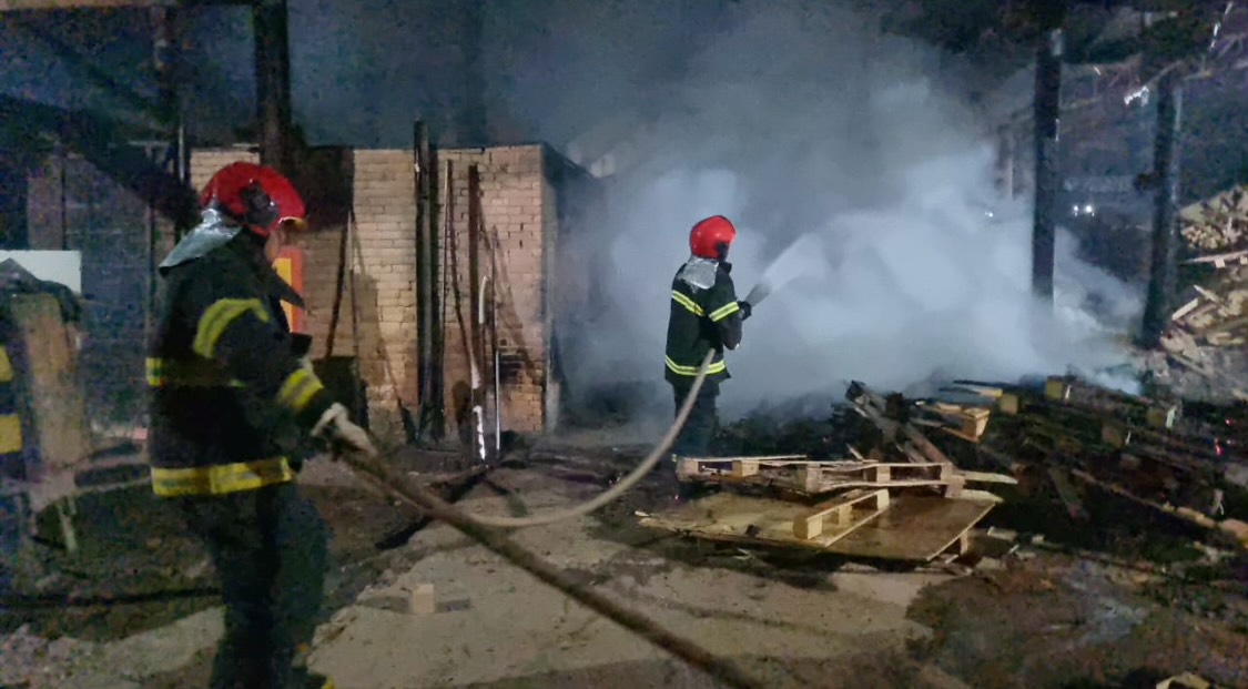 Corpo de Bombeiros combate incêndio em olaria de Iranduba Corpo de Bombeiros combate incêndio em olaria de Iranduba