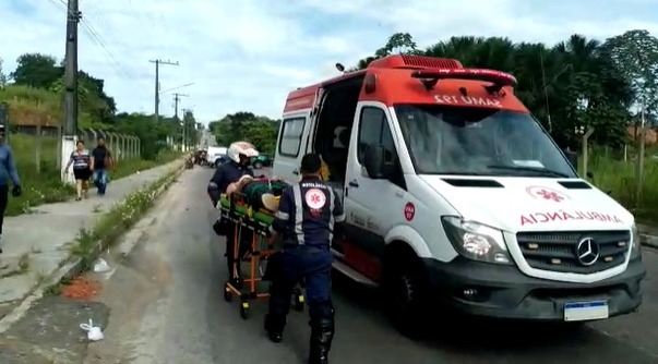 Acidente entre carro e moto deixa duas pessoas feridas; uma delas est&aacute; em estado grave