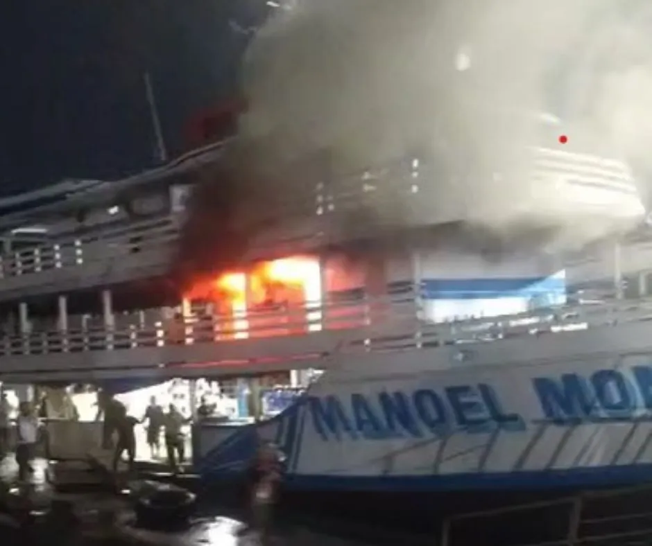 Embarcação pega fogo em porto da Manaus Moderna; veja o vídeo Embarcação pega fogo em porto da Manaus Moderna; veja o vídeo