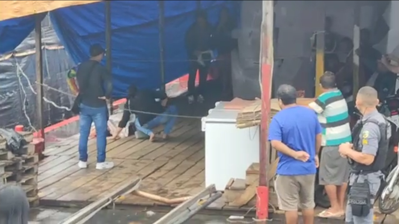 Homem é executado a tiros dentro de embarcação no Porto de Manaus Homem é executado a tiros dentro de embarcação no Porto de Manaus