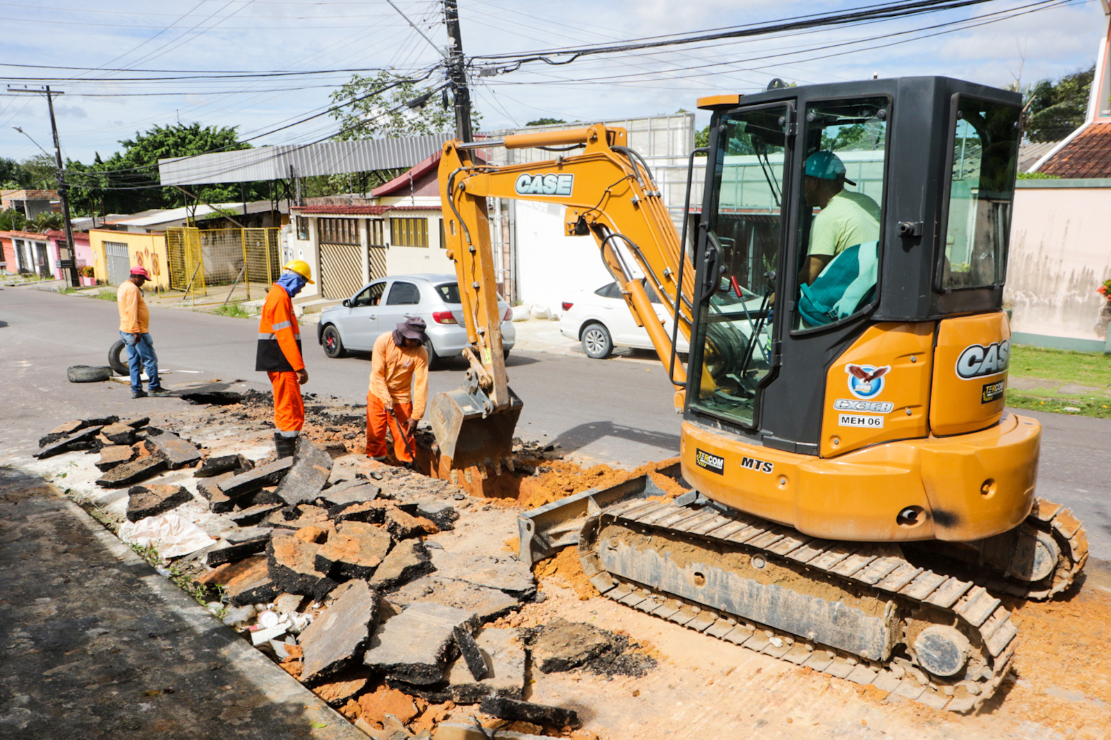 Seminf realiza obra emergencial em rede de drenagem no bairro Flores