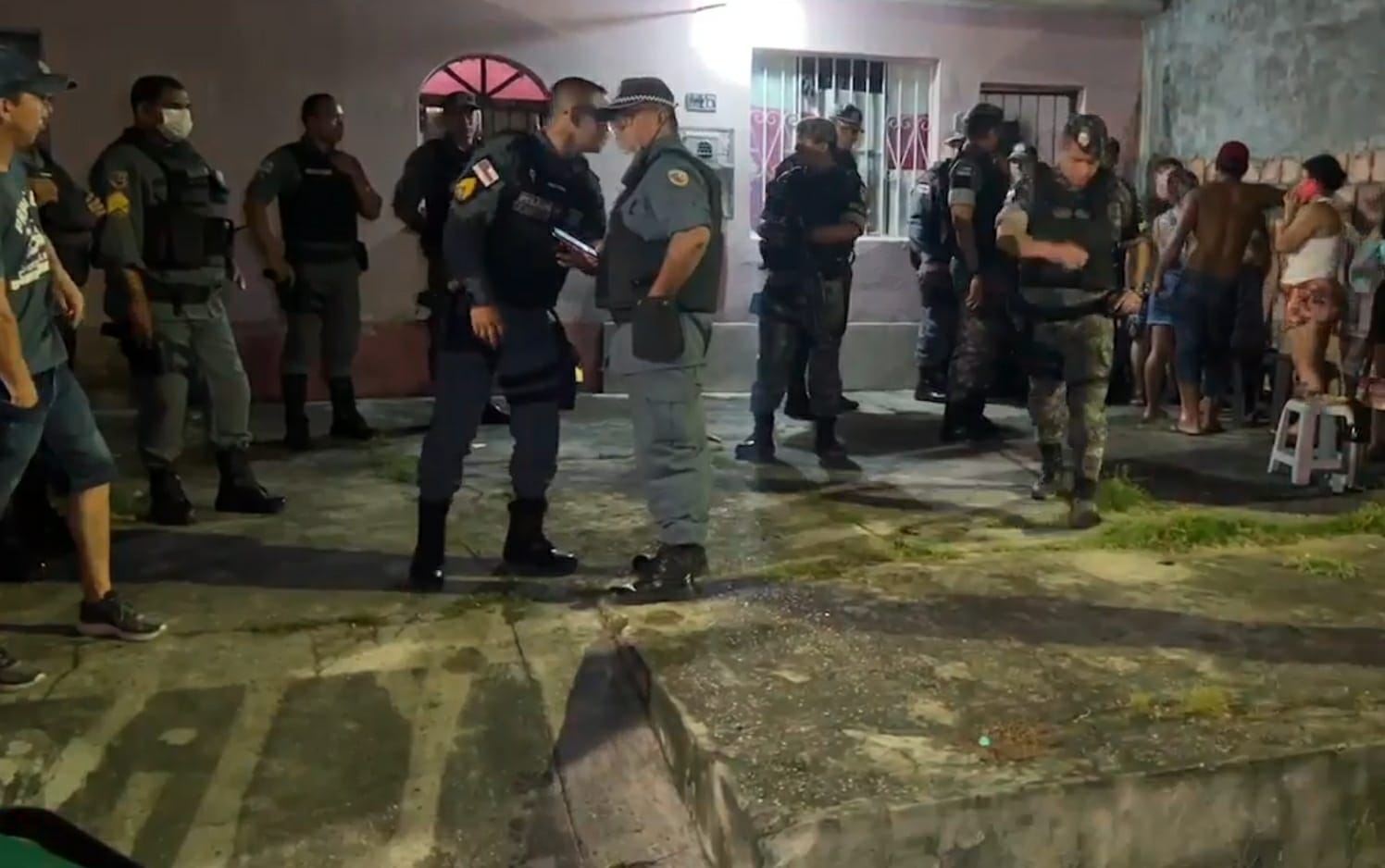 Ataque criminoso deixa três pessoas mortas dentro de residência no Novo Aleixo Ataque criminoso deixa três pessoas mortas dentro de residência no Novo Aleixo