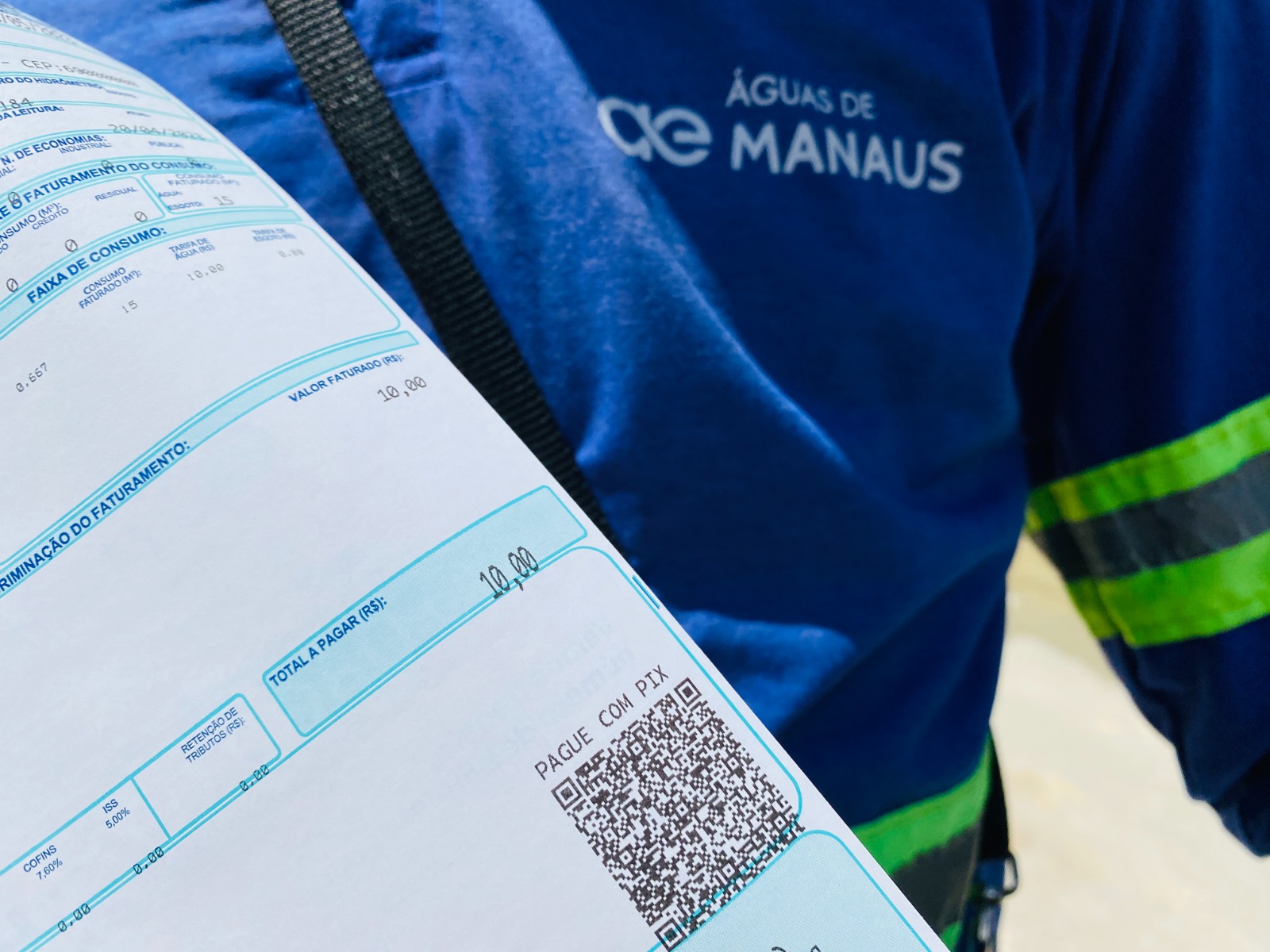 Famílias começam a receber faturas de água com valor de R$10 em Manaus Famílias começam a receber faturas de água com valor de R$10 em Manaus