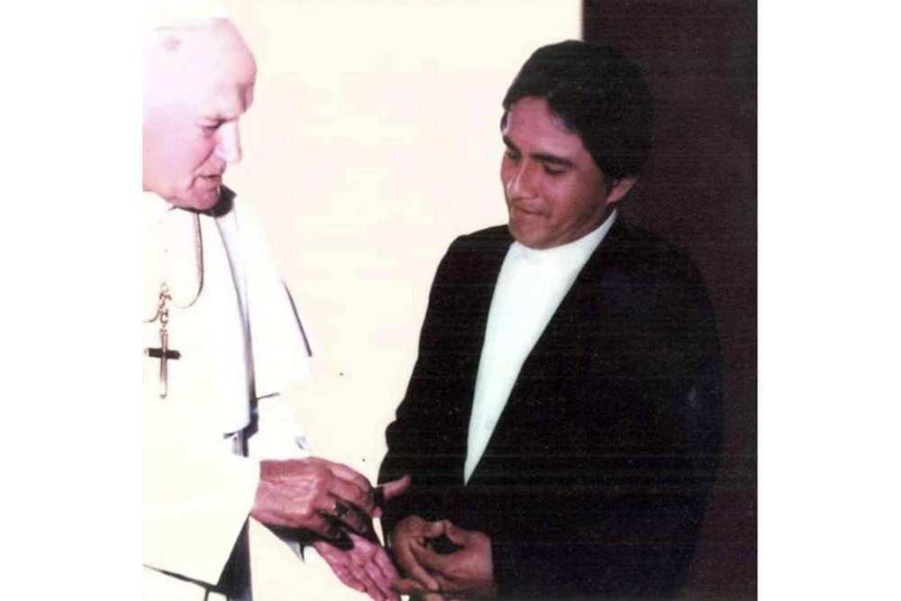 Conhe&ccedil;a o padre vermelho