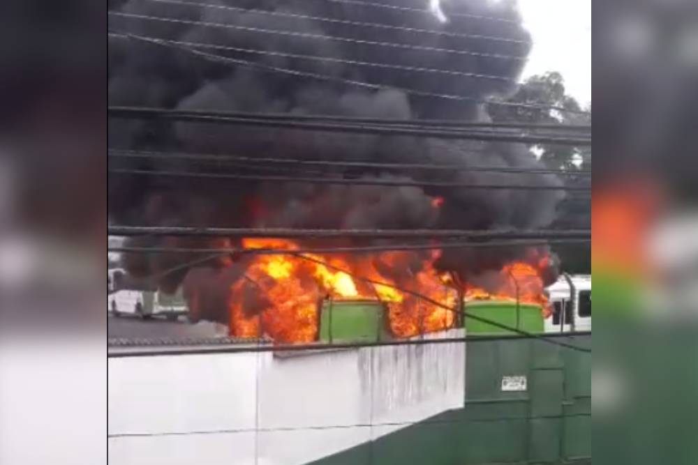 Incêndio atinge dois ônibus na garagem do Via Verde no Lírio do Vale Incêndio atinge dois ônibus na garagem do Via Verde no Lírio do Vale