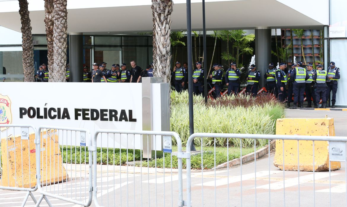 Bolsonaro chega à Polícia Federal para depor sobre atos golpistas Bolsonaro chega à Polícia Federal para depor sobre atos golpistas