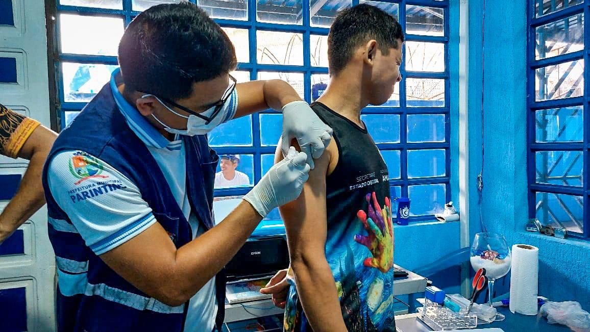 Caprichoso realiza a&ccedil;&atilde;o em sa&uacute;de no Galp&atilde;o Central de Alegorias