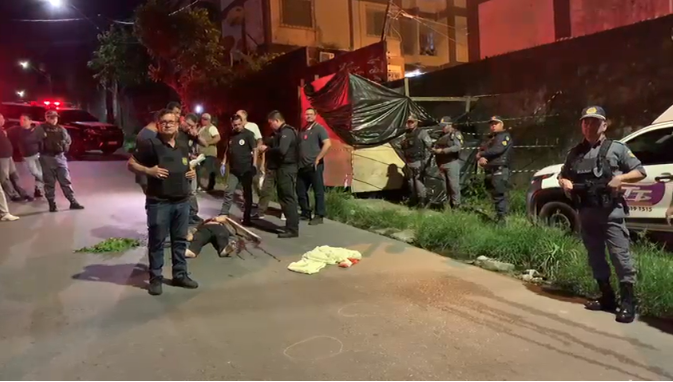Bilhete &eacute; deixado ao lado de homem executado a tiros e pauladas no bairro da Uni&atilde;o