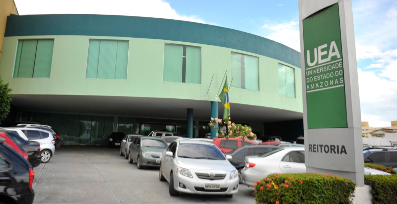 Estudantes e professores fazem manifestação a favor de cota regional na UEA Estudantes e professores fazem manifestação a favor de cota regional na UEA