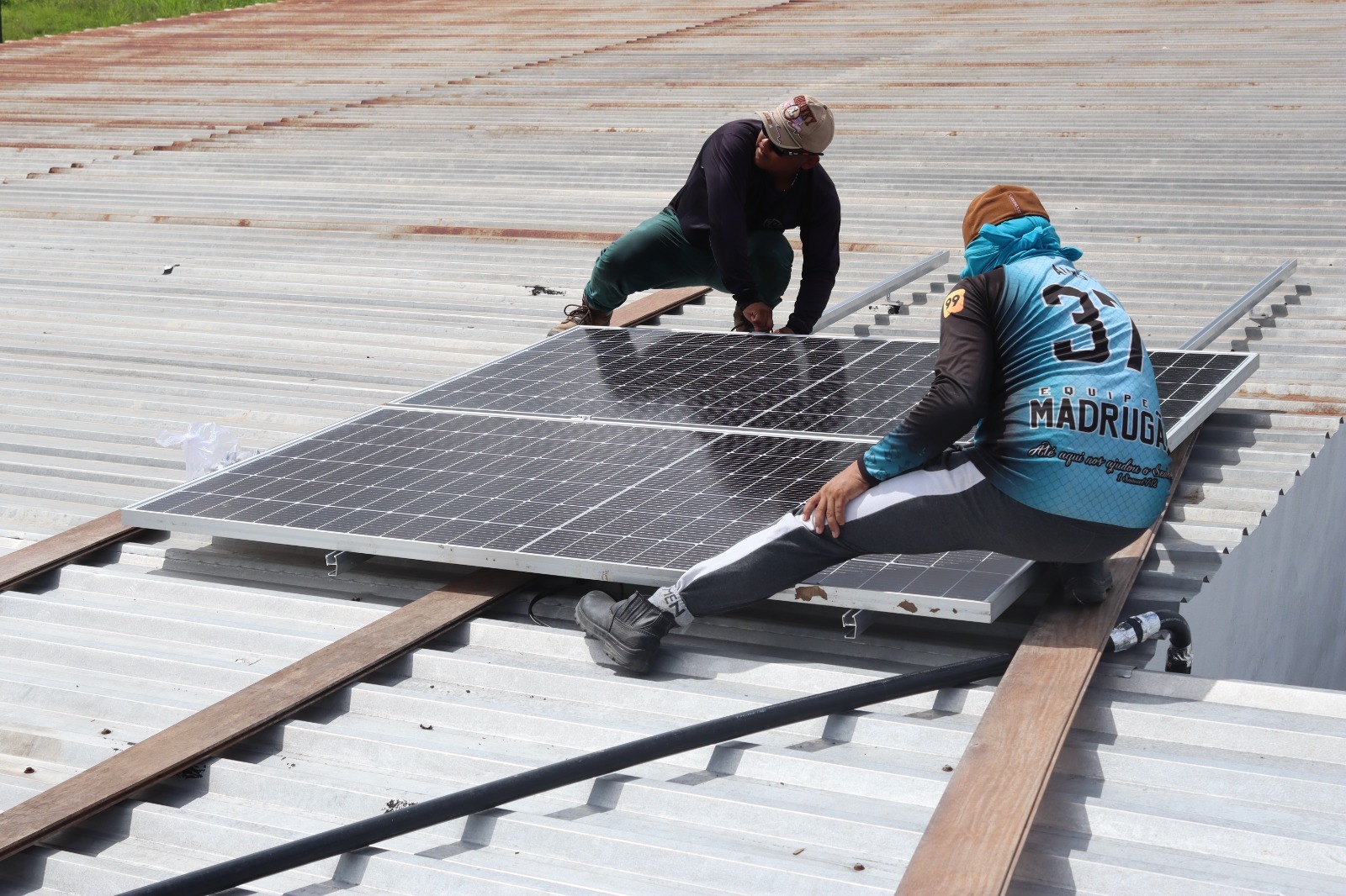 Governo entrega placas solares a 14 empreendimentos de Mau&eacute;s