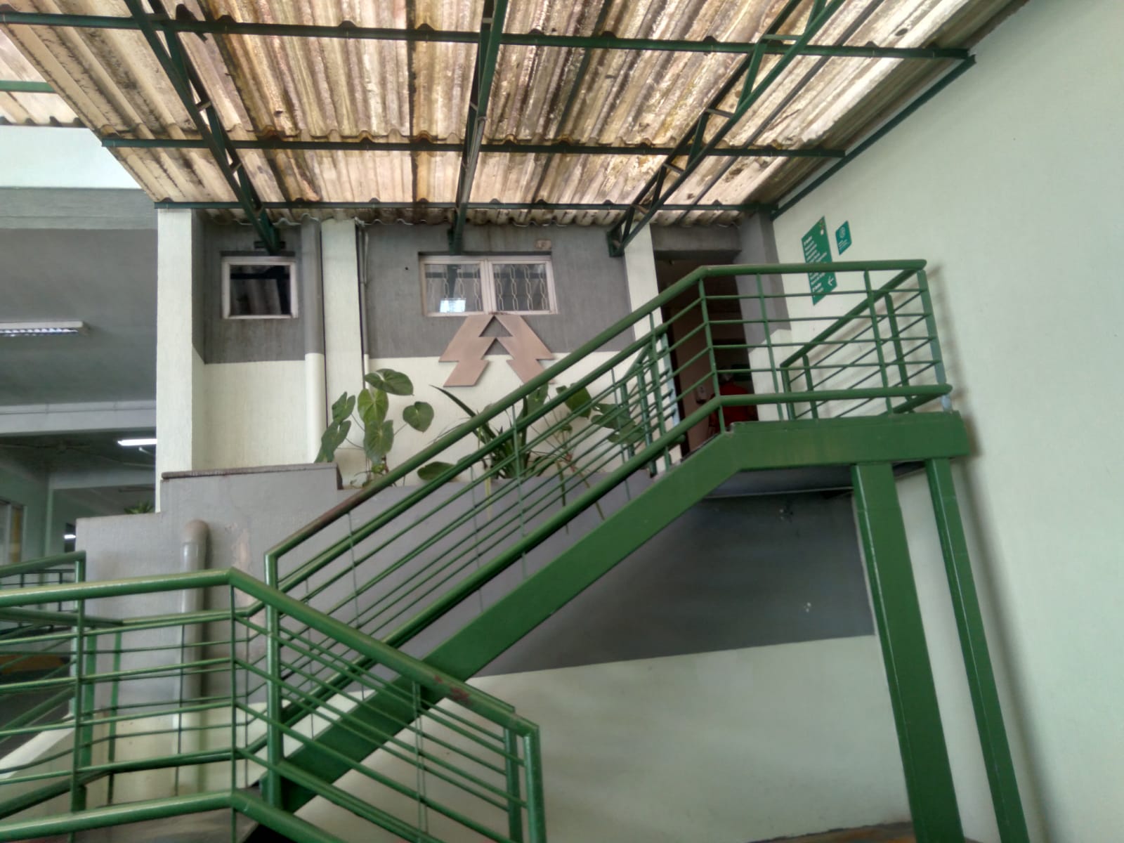 Unimed coloca uma escada separando o público da administração na Constantino. Veja Unimed coloca uma escada separando o público da administração na Constantino. Veja