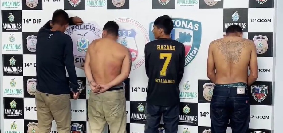 Quarteto é preso com drogas e revólver ao tentar se esconder dentro de bueiro em Manaus Quarteto é preso com drogas e revólver ao tentar se esconder dentro de bueiro em Manaus