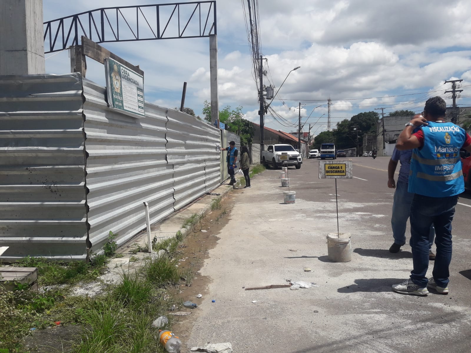 Durante fiscaliza&ccedil;&atilde;o, equipe do Implurb &eacute; trancada dentro de obra no Adrian&oacute;polis