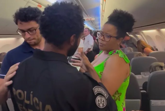 Mulher negra &eacute; retirada de voo ap&oacute;s negar despache de mochila e passageiros apontam racismo
