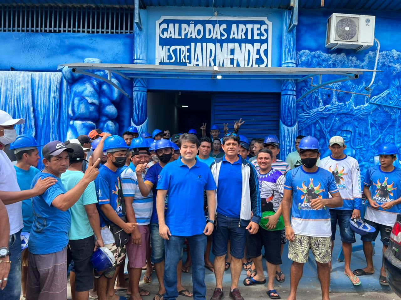 Caprichoso usa tecnologia para efetuar e agilizar pagamento do trabalhador azul e branco Caprichoso usa tecnologia para efetuar e agilizar pagamento do trabalhador azul e branco