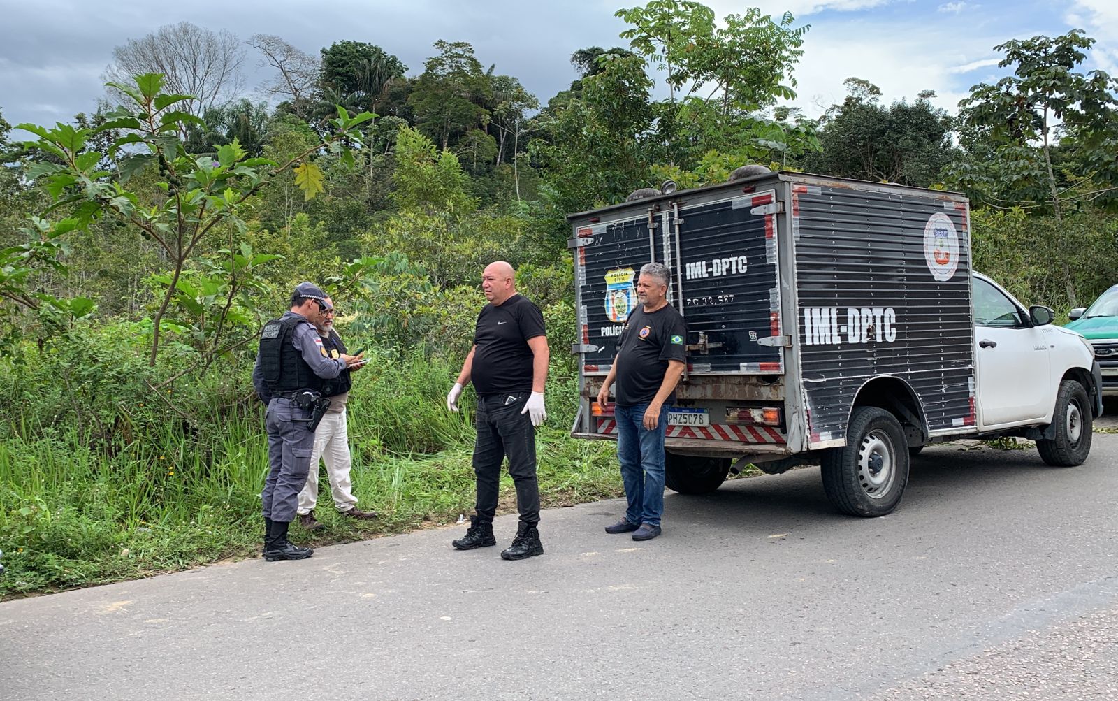 Com olhos vendados e m&atilde;os amarradas, corpo &eacute; encontrado em &aacute;rea de mata no Tarum&atilde;